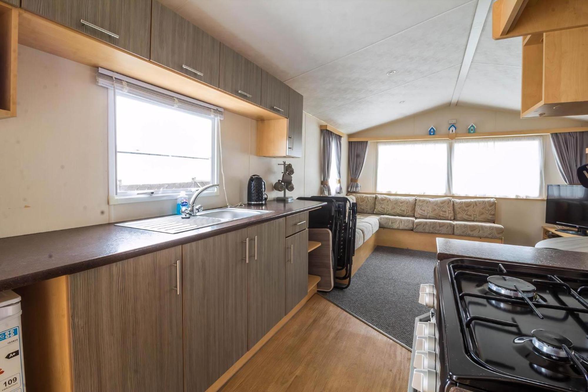 3 Bed, 8 Berth Caravan For Hire At St Osyth Park Near Ref 28039cw Clacton-on-Sea
