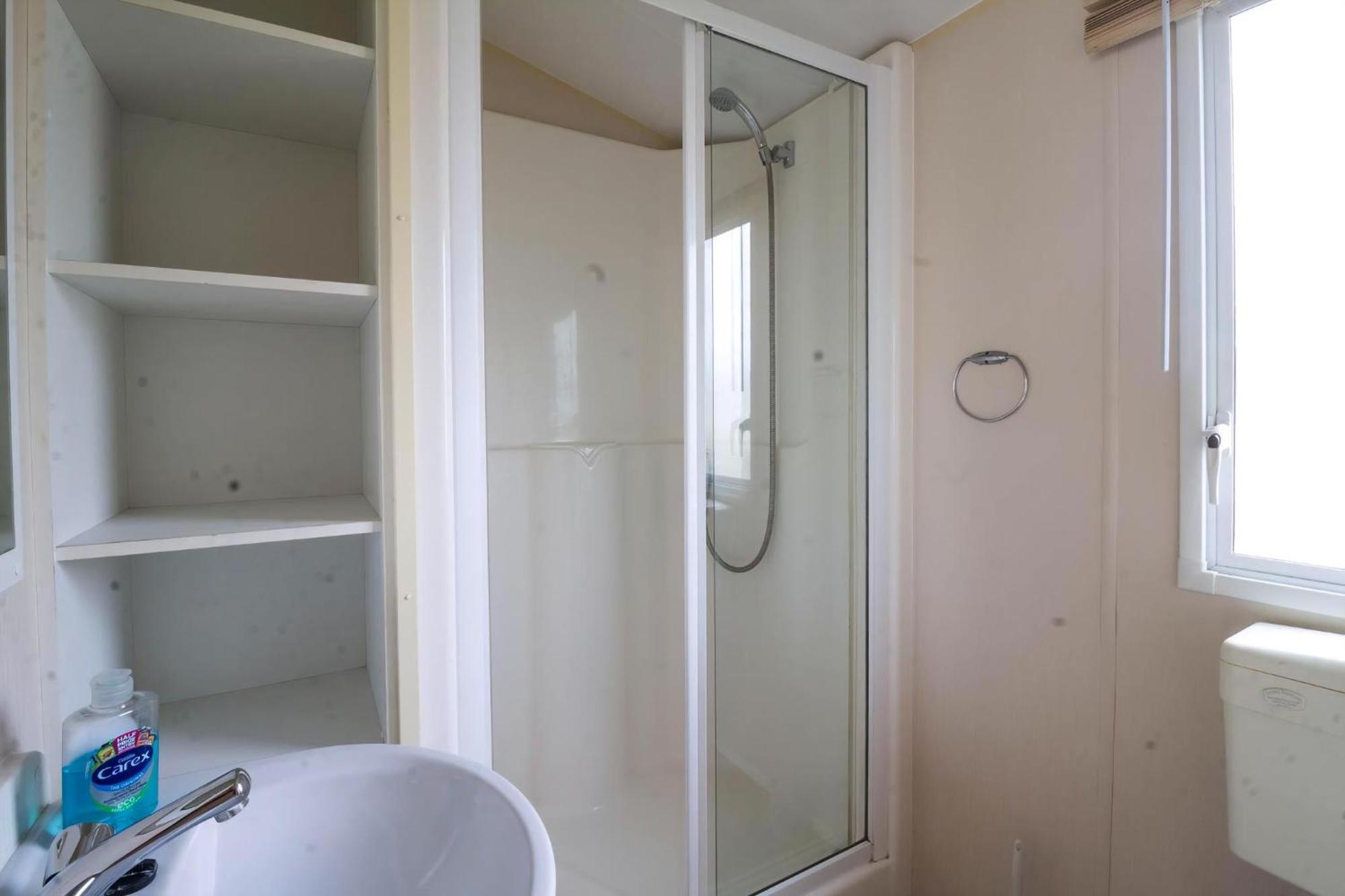 3 Bed, 8 Berth Caravan For Hire At St Osyth Park Near Ref 28039cw Clacton-on-Sea